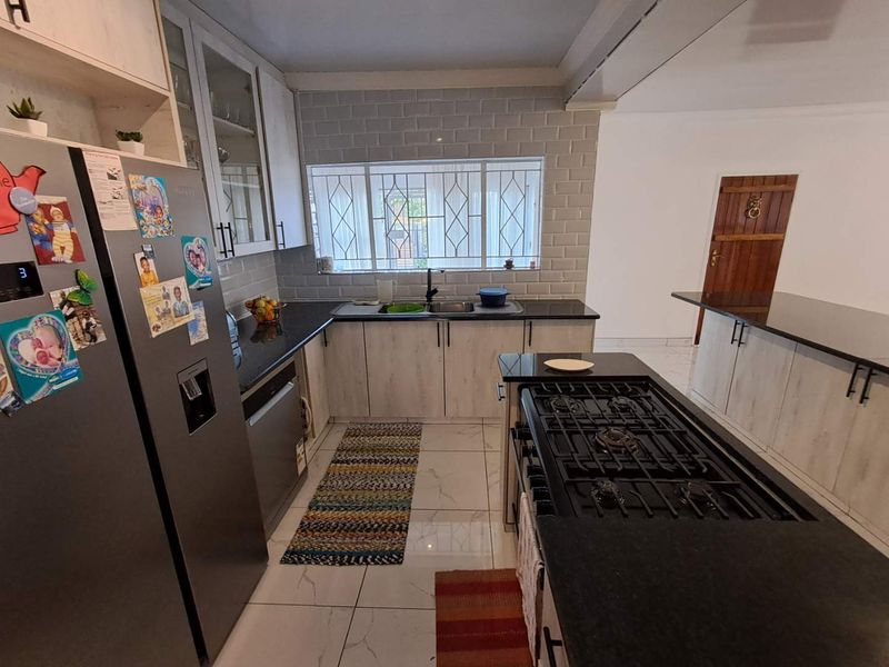 4 Bedroom house with 2 bedroom cottage - Photo 5