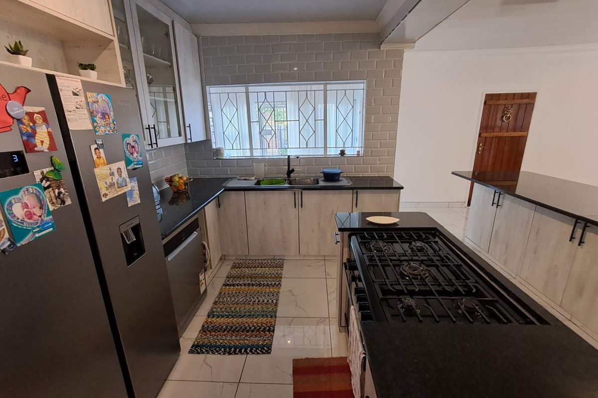 4 Bedroom house with 2 bedroom cottage - Photo 5