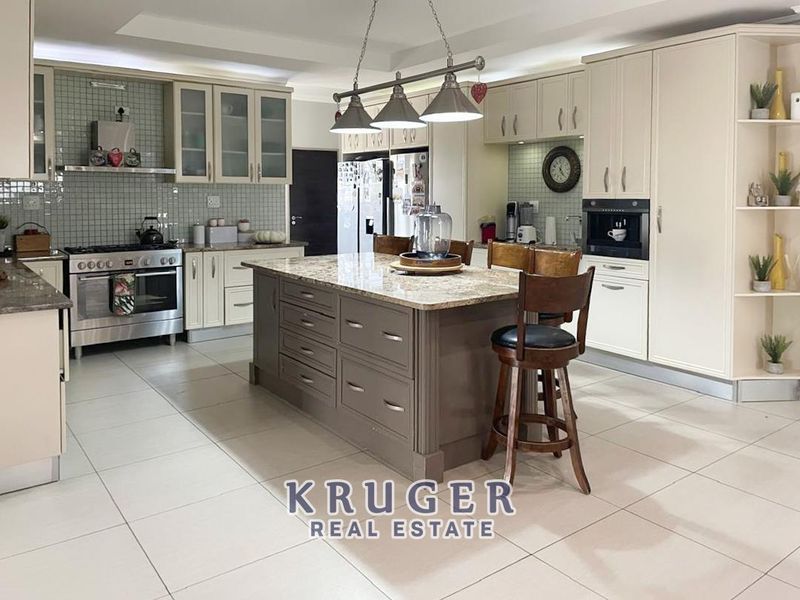 Modern 5-bedroom double story property with serene views. - Photo 10