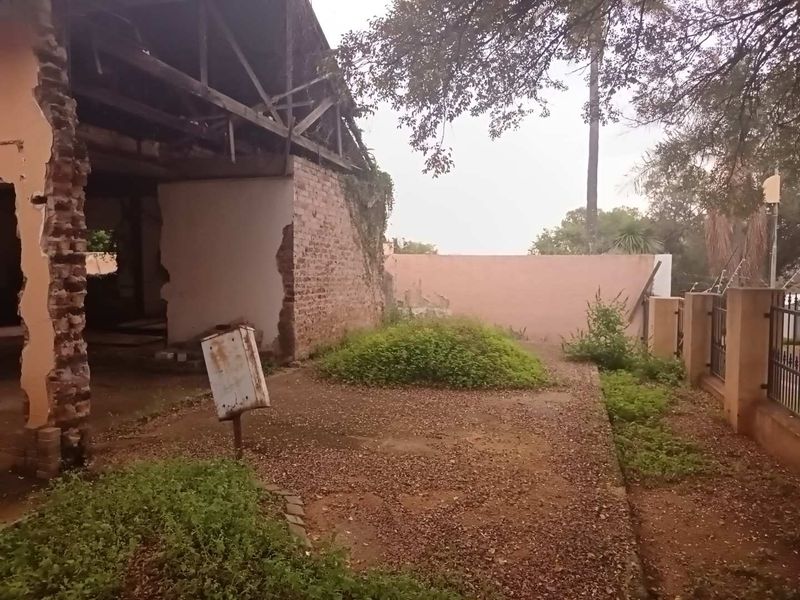 Vacant land with building ruins, bachelors flatlet and garage For sale! - Photo 5