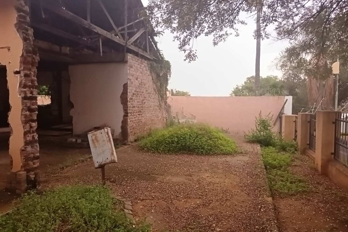 Vacant land with building ruins, bachelors flatlet and garage For sale! - Photo 5