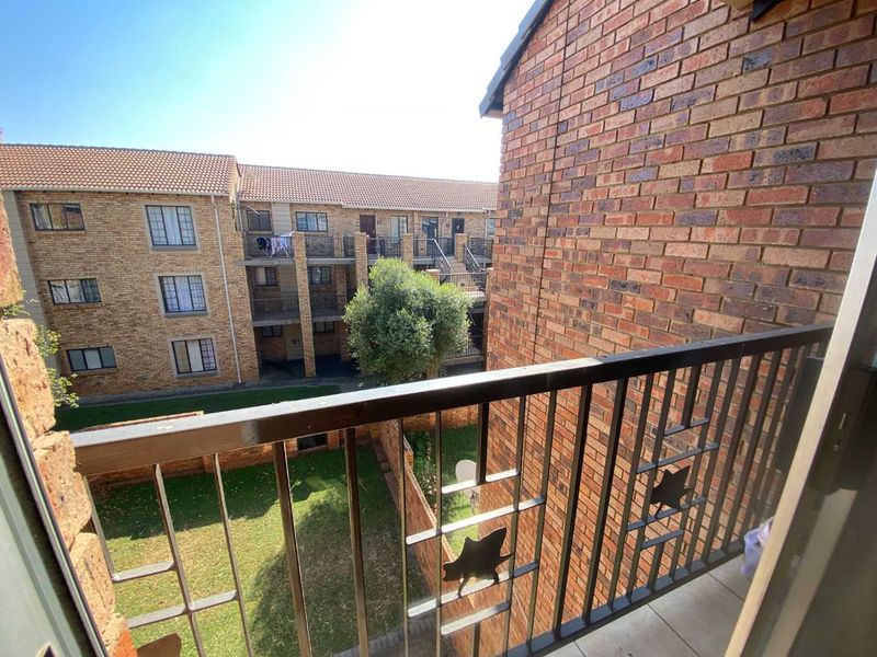2 Bedroom Apartment / Flat in Eco Park Estate, Centurion. - Photo 9