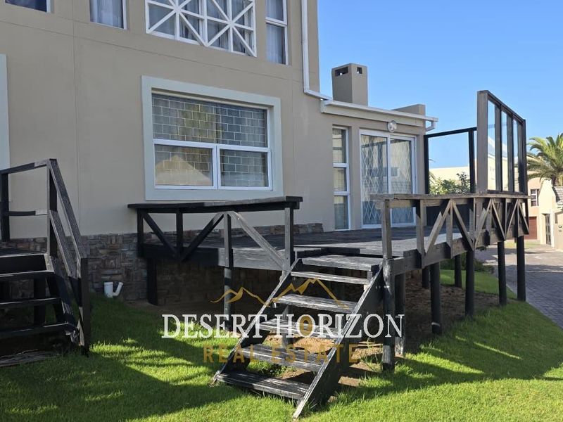 Long Beach | Townhouse for Sale – Perfect Lock-Up-and-Go Investment - Photo 3