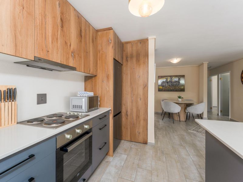Stylish Renovated Apartment - Photo 6