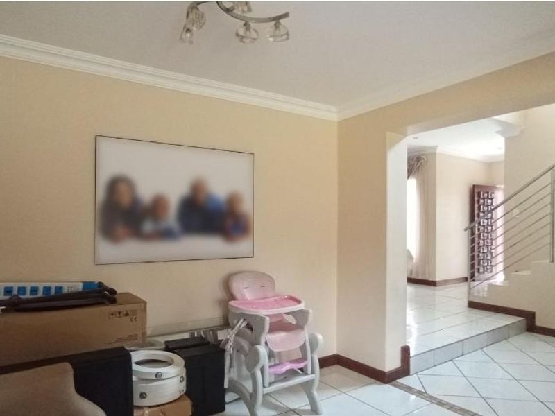 Stunning House In Rooihuiskraal - Photo 9