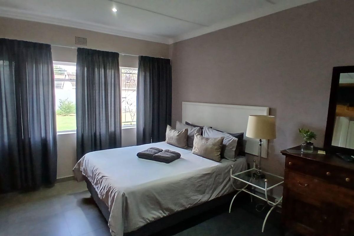 Beautiful 3-bedroom property with 2 flatlets with lots of possibilities - Photo 4