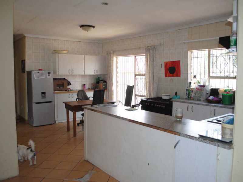 Face Brick Family Home with solar backup system - Photo 6