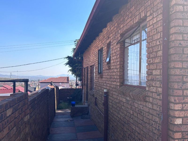 3 BEDROOM FAMILY HOME - Photo 9