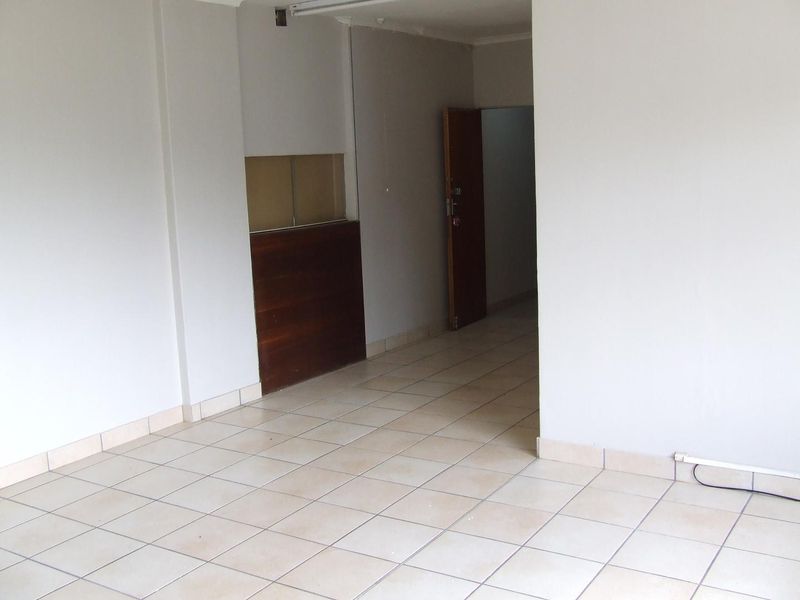 31.23 sqm OFFICE TO RENT IN MAGALIESKRUIN FOR R2650.00PM AVAILABLE IMMEDIATELY - Photo 2