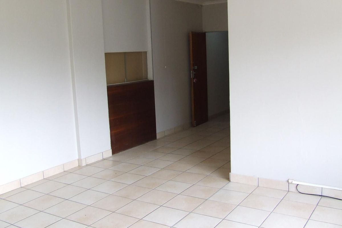 31.23 sqm OFFICE TO RENT IN MAGALIESKRUIN FOR R2650.00PM AVAILABLE IMMEDIATELY - Photo 2