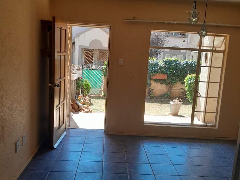 Secure complex grate location close to all amenities - Photo 2