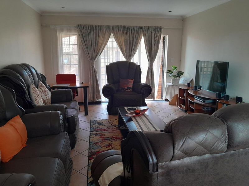 "Spacious Elegance: Immaculate Home with Double Garage!" - Photo 4