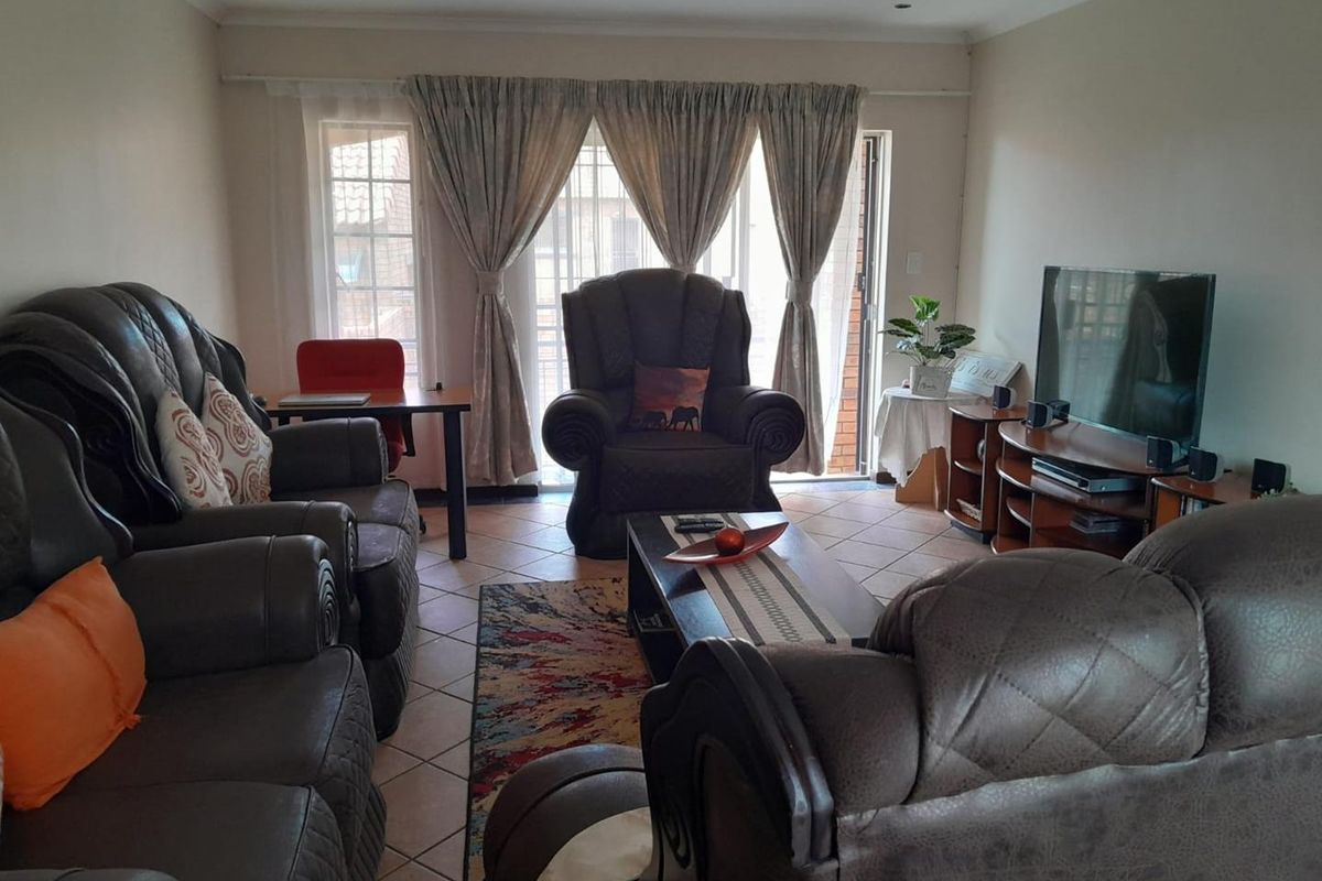 "Spacious Elegance: Immaculate Home with Double Garage!" - Photo 4