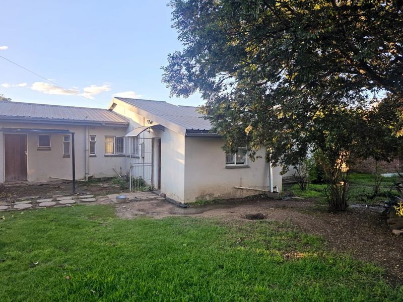 **Charming 3-Bedroom Home in Prime Location** - Photo 2