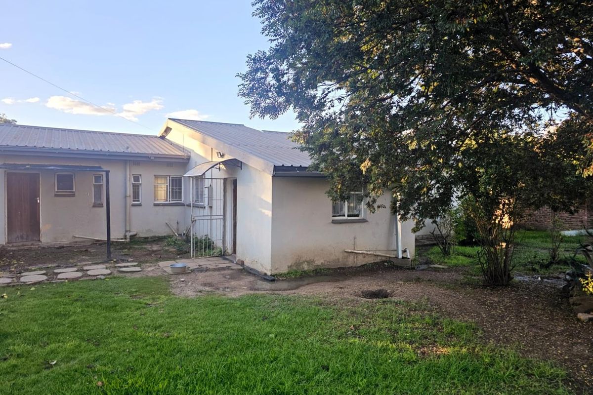 **Charming 3-Bedroom Home in Prime Location** - Photo 2