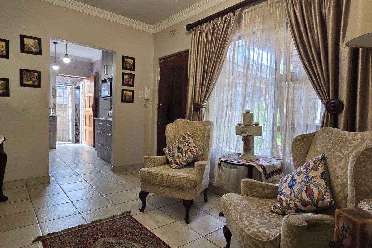 5 Bedroom House for Sale in Brackendowns - Photo 5