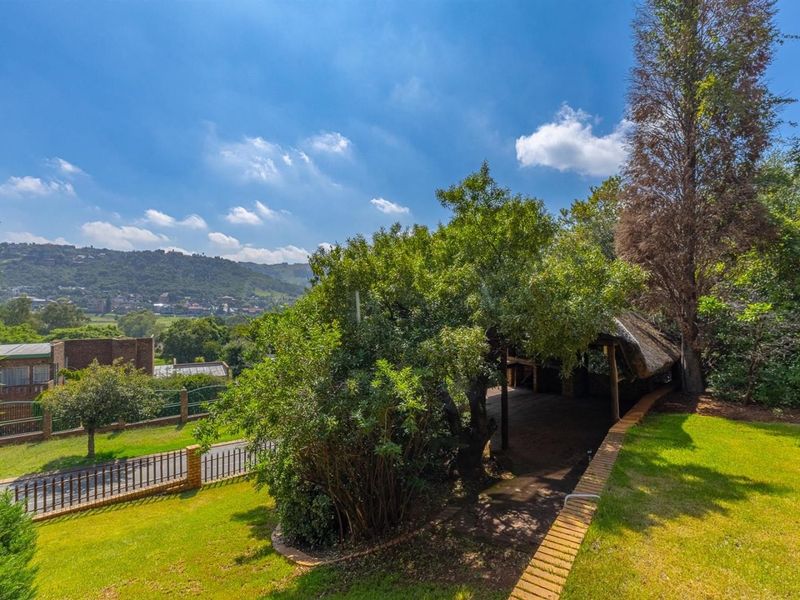 **4 Bedroom House For Sale in Glenvista, Johannesburg** **A Big Kind of Difference in Glenvista!** - Photo 5