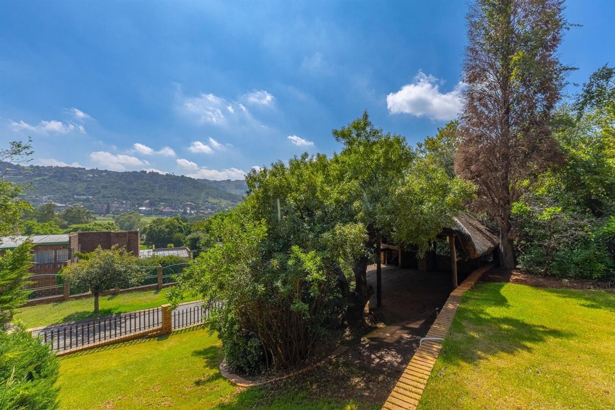 **4 Bedroom House For Sale in Glenvista, Johannesburg** **A Big Kind of Difference in Glenvista!** - Photo 5