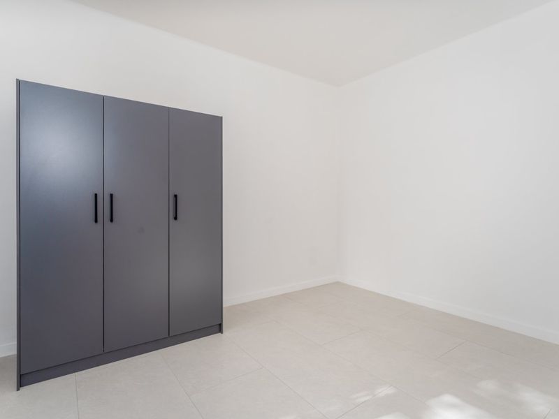 Stylish Renovated 2-Bedroom - Photo 10