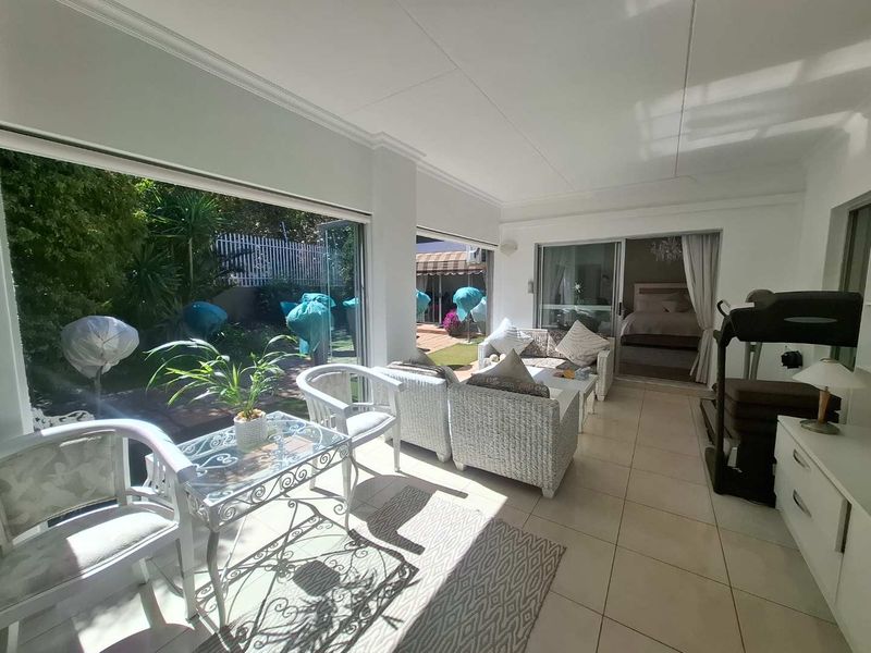 Gorgeous single level home with amazing garden - Photo 8