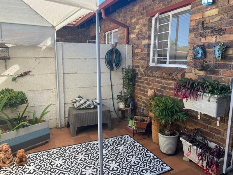 2 Bedroom with Private Garden and Covered Parking - Photo 10