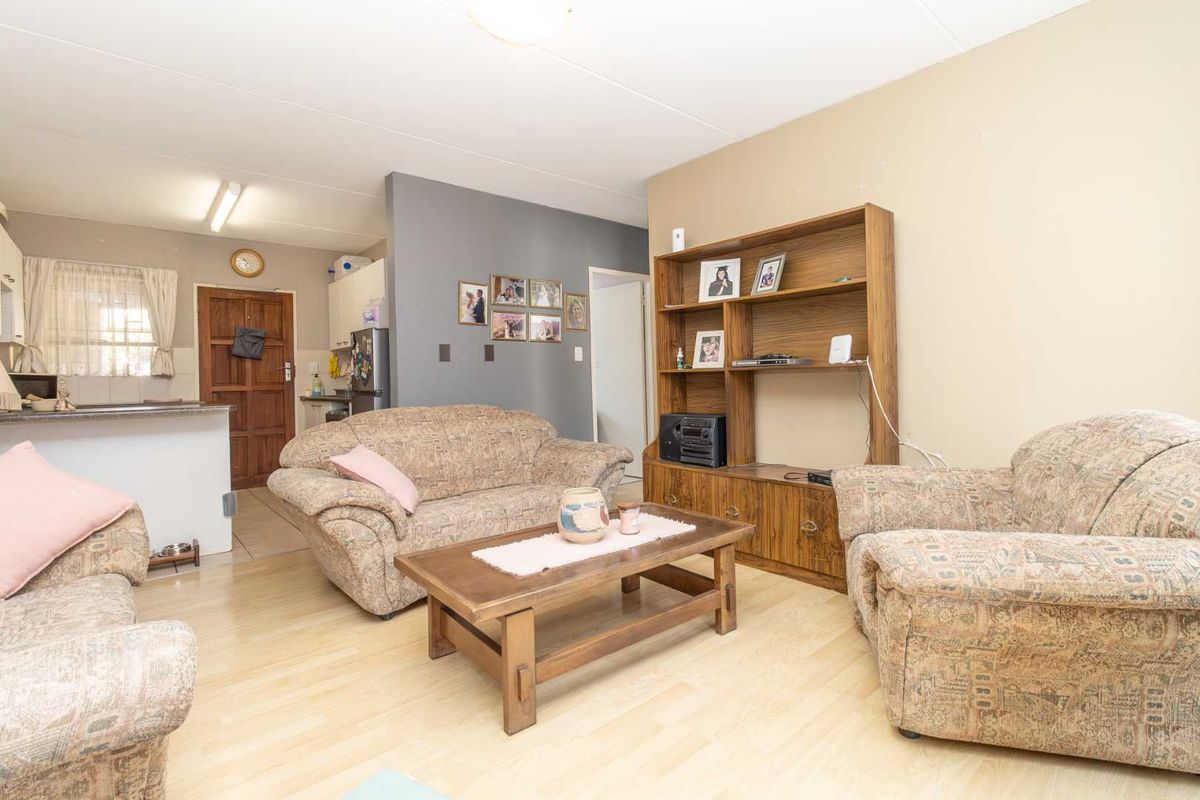 Charming Two Bedroom  Apartment in Amorosa - Photo 3