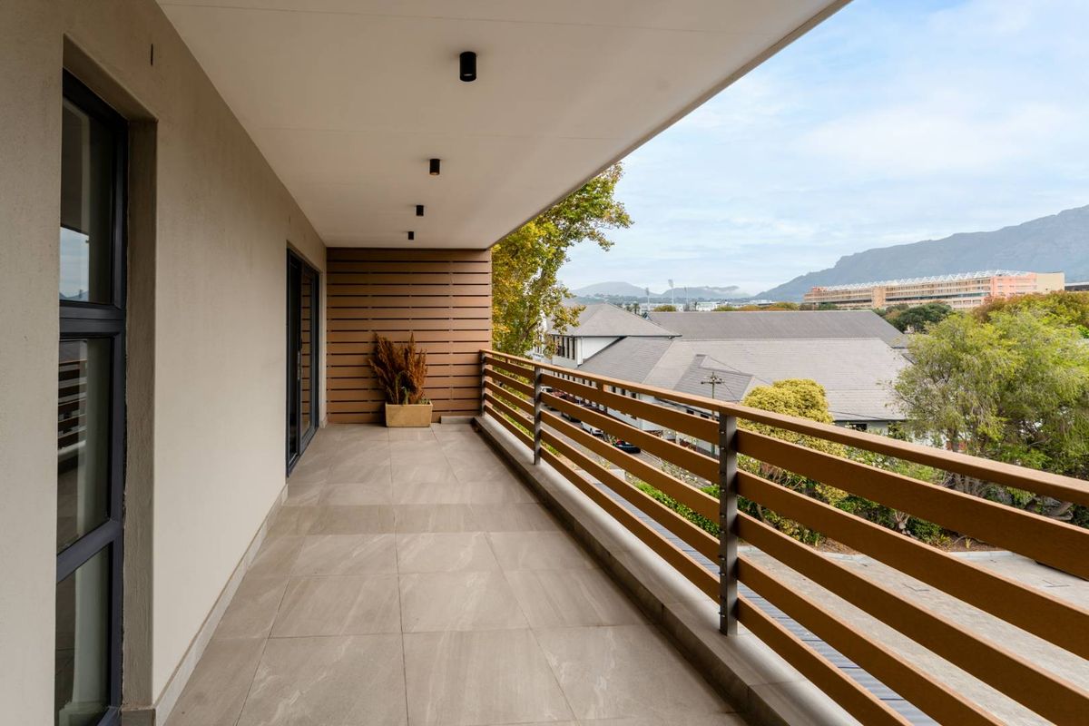 Loft apartment living at its finest 2 bedrooms 2 bathrooms panoramic mountain views plus 2 secure basement parking bays plus a lift. - Photo 4