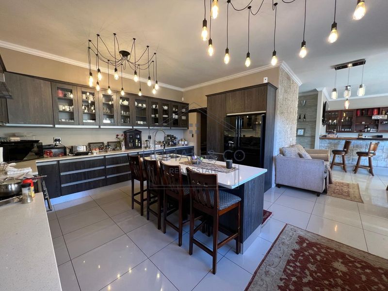 LUXURIOUS PROPERTY WITH EXQUISITE FINISHES - Photo 9