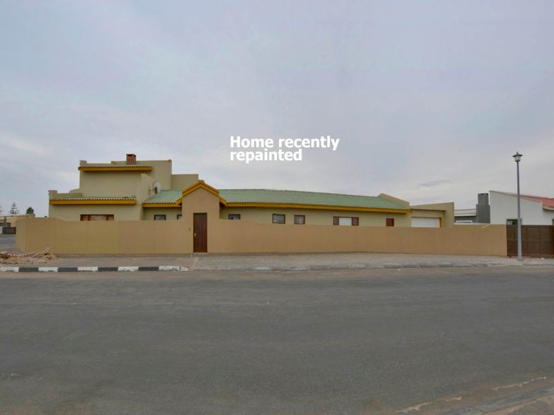 Fairway Estates:  HUGE 4 Bedr home with 1 Bedr flat for sale - Photo 2