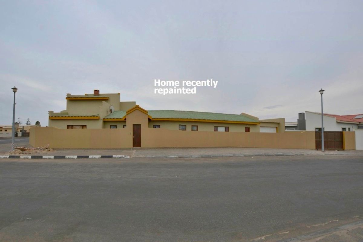 Fairway Estates:  HUGE 4 Bedr home with 1 Bedr flat for sale - Photo 2