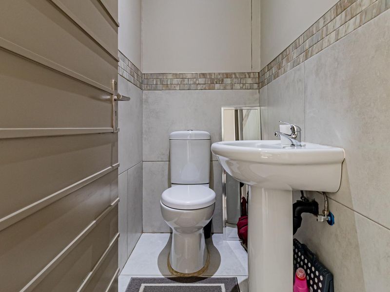 Exquisite Contemporary Home for Sale - Photo 10