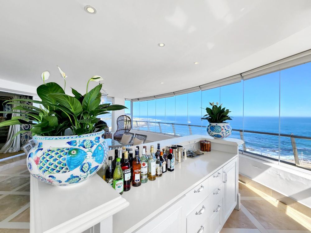 Bar area with fridge and griller