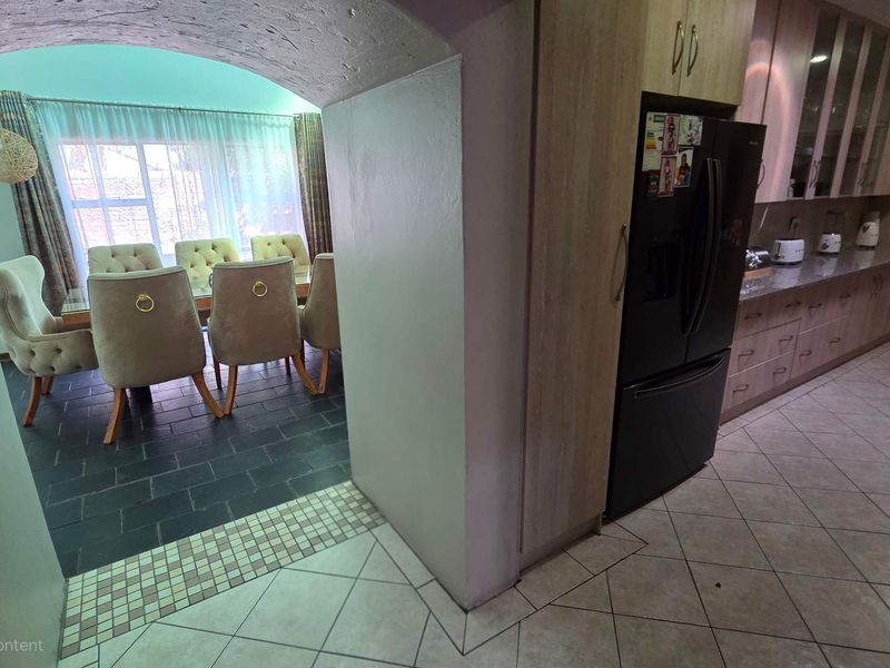 “Comfort, Space & Convenience – 5-Bedroom Home with Multiple Garages” - Photo 7