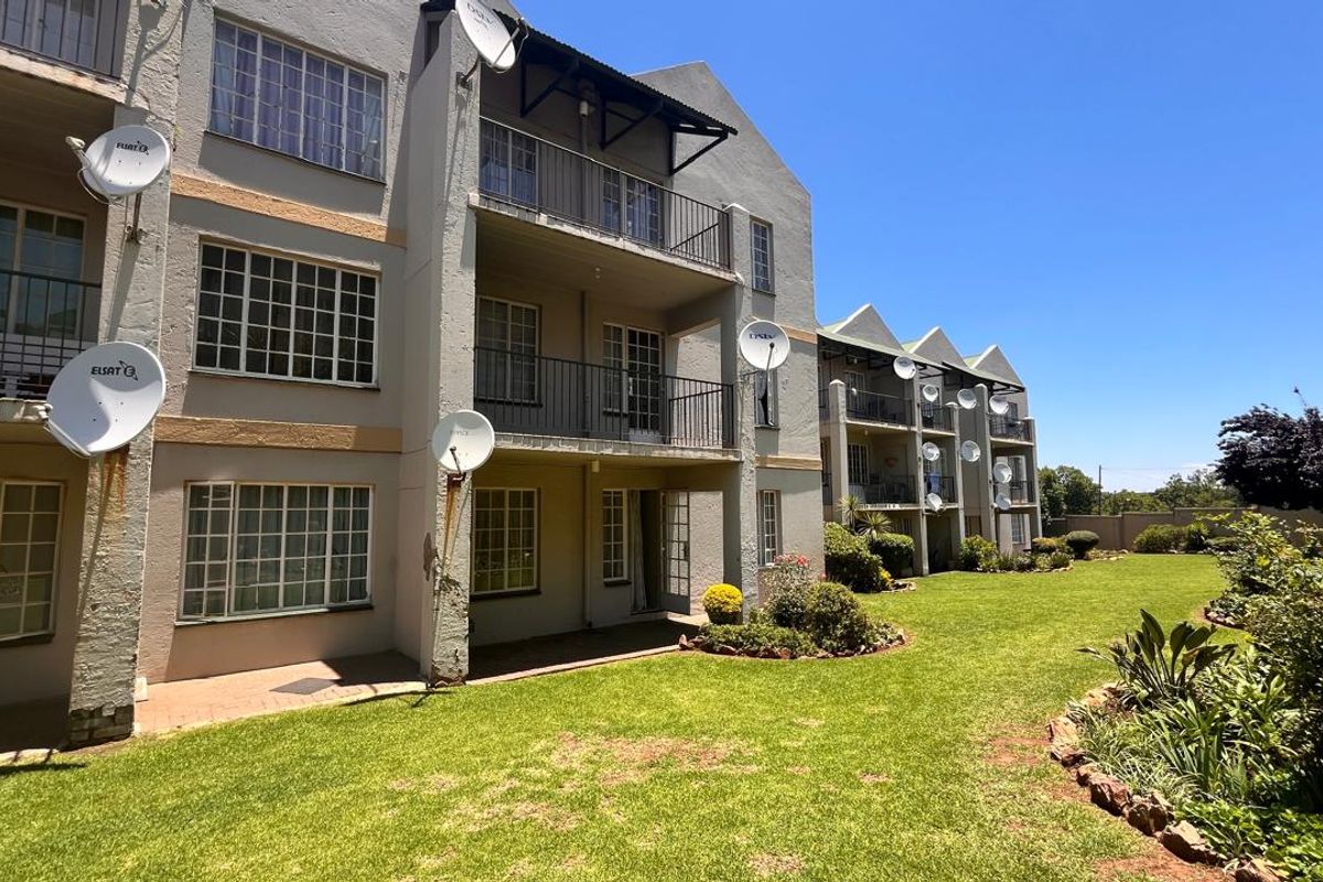 Investors and Small Families - Lovely GroundFloor Unit - Photo 2