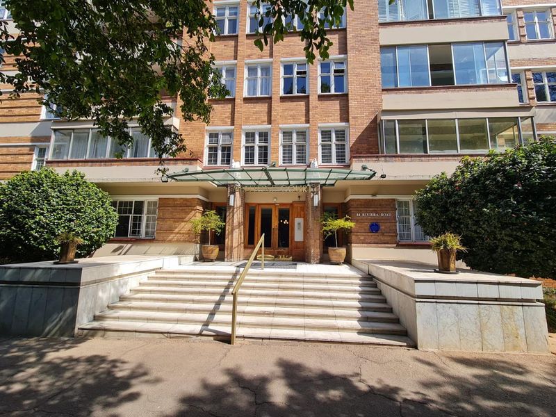 **Luxurious Apartment Complex in Highly Desirable Killarney** - Photo 2