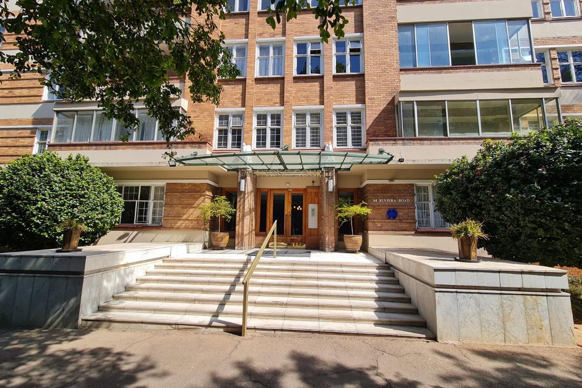 **Luxurious Apartment Complex in Highly Desirable Killarney** - Photo 2