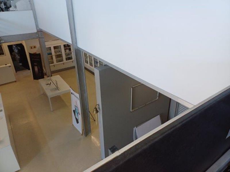 LARGE OPEN OFFICE AND RETAIL SPACE - TO LET - Photo 8