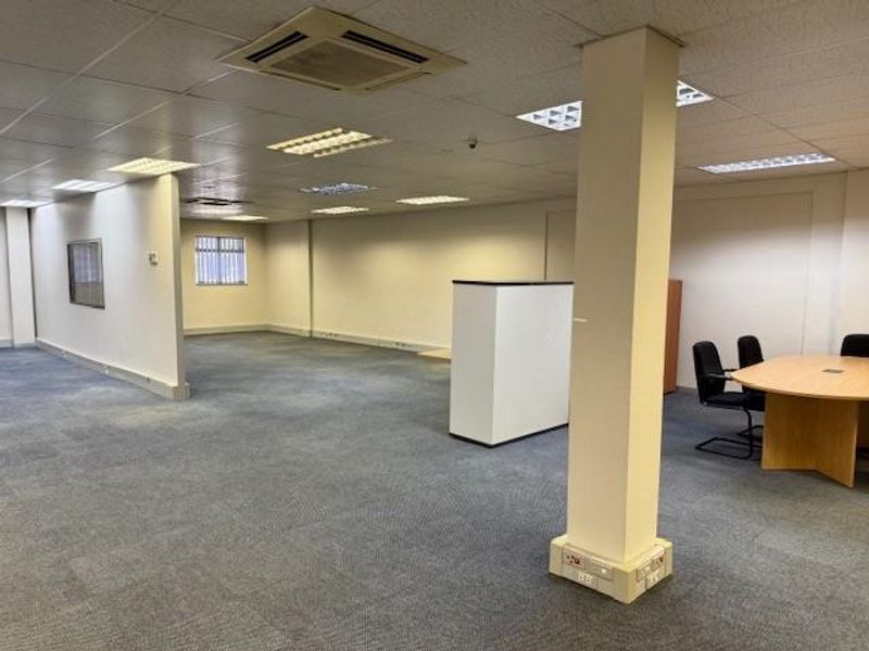 Hendra - Prime 410m2 Commercial Space in Prestigious Building – Versatile & Secure - Photo 6