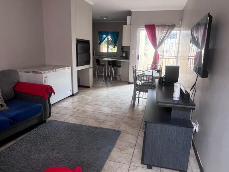 Charming Townhouse: Open Plan, Indoor BBQ & More! - Photo 2