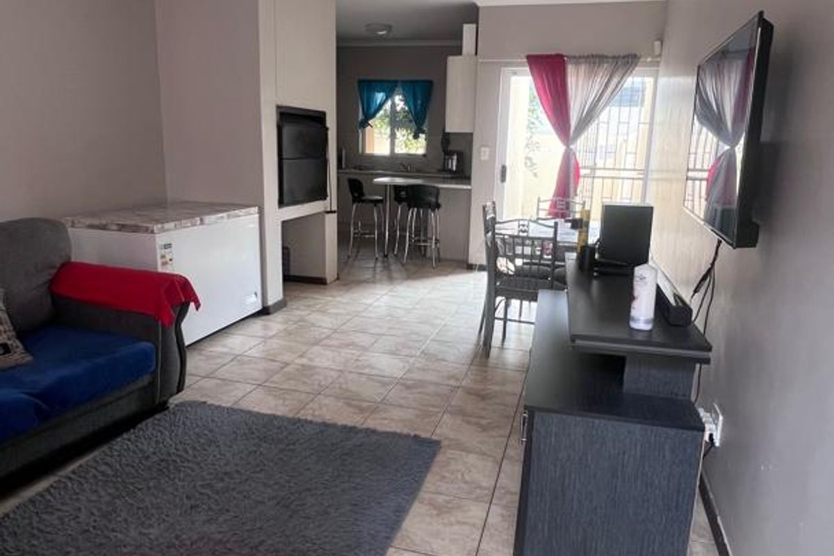 Charming Townhouse: Open Plan, Indoor BBQ & More! - Photo 2