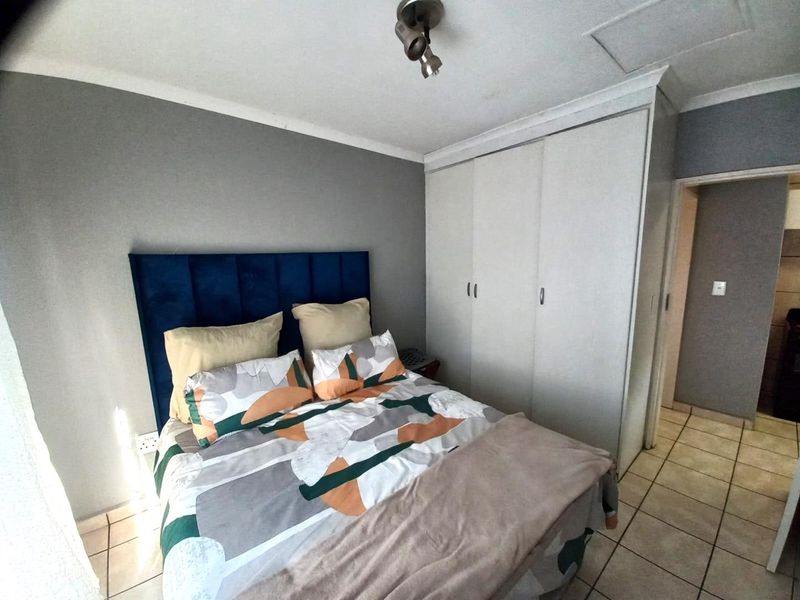 1 bedroom unit on first floor with great size balcony & play park, communal pool + 24 hour security - Photo 3