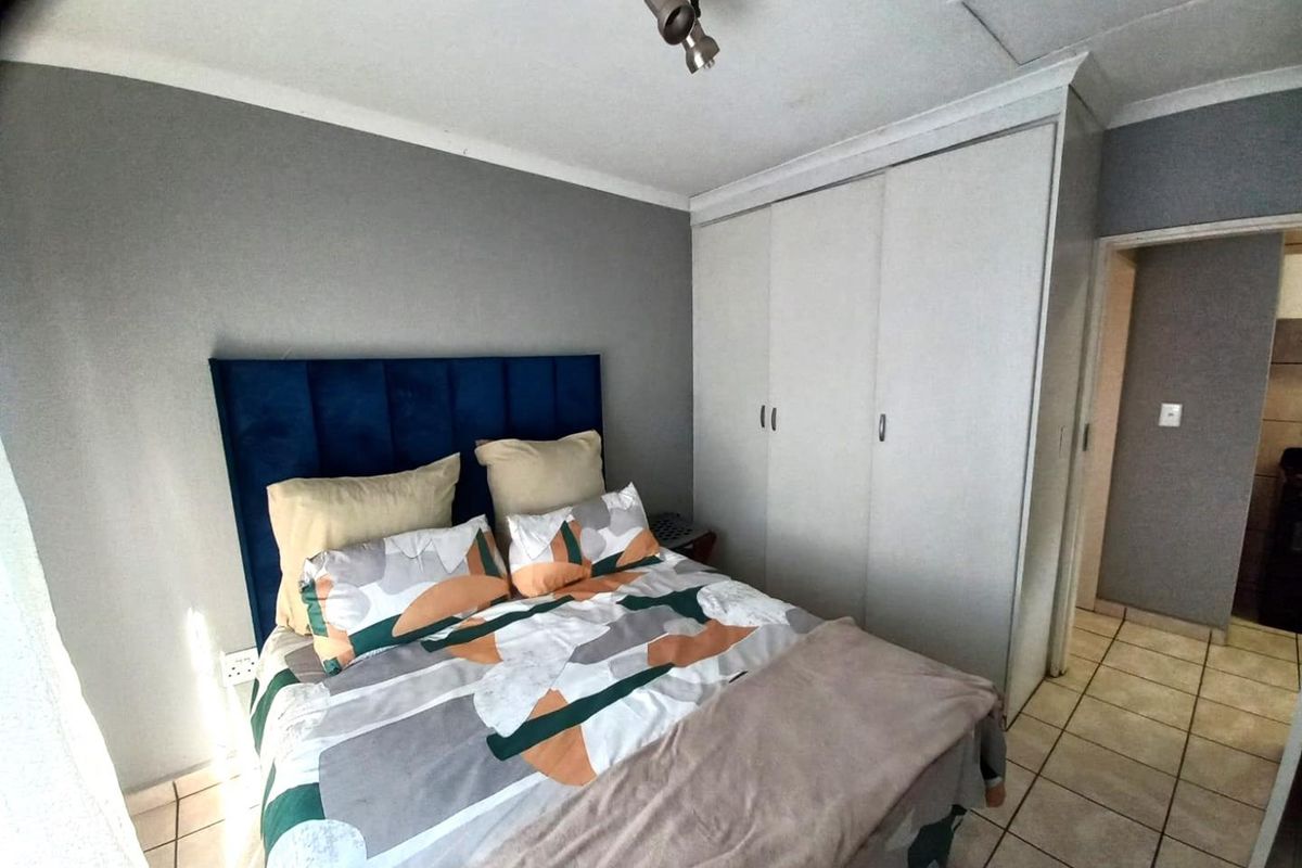1 bedroom unit on first floor with great size balcony & play park, communal pool + 24 hour security - Photo 3