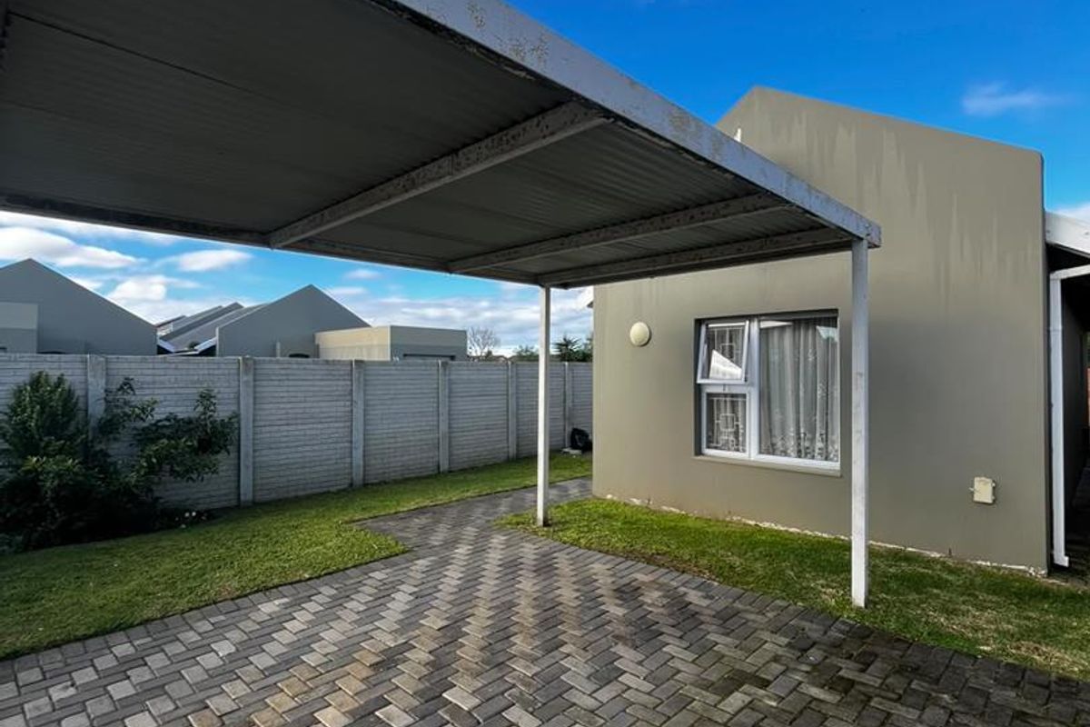 Modern & Secure 2-Bedroom Townhouse for Comfortable Living - Photo 2