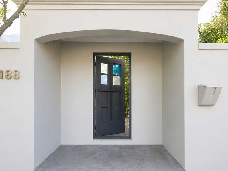 LARGE RESIDENTIAL HOME IN HERMANUS - Photo 1