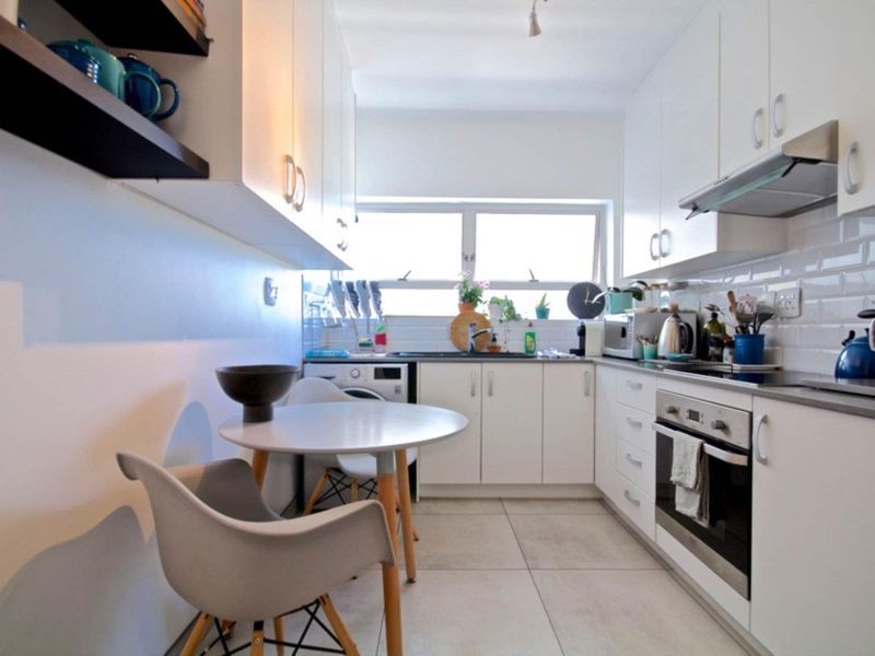 Modern Apartment in Mouille Point. - Photo 4