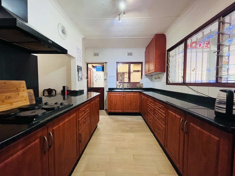 Hendra - Family Living with Income Potential in Sought-After Glen Anil - Photo 3
