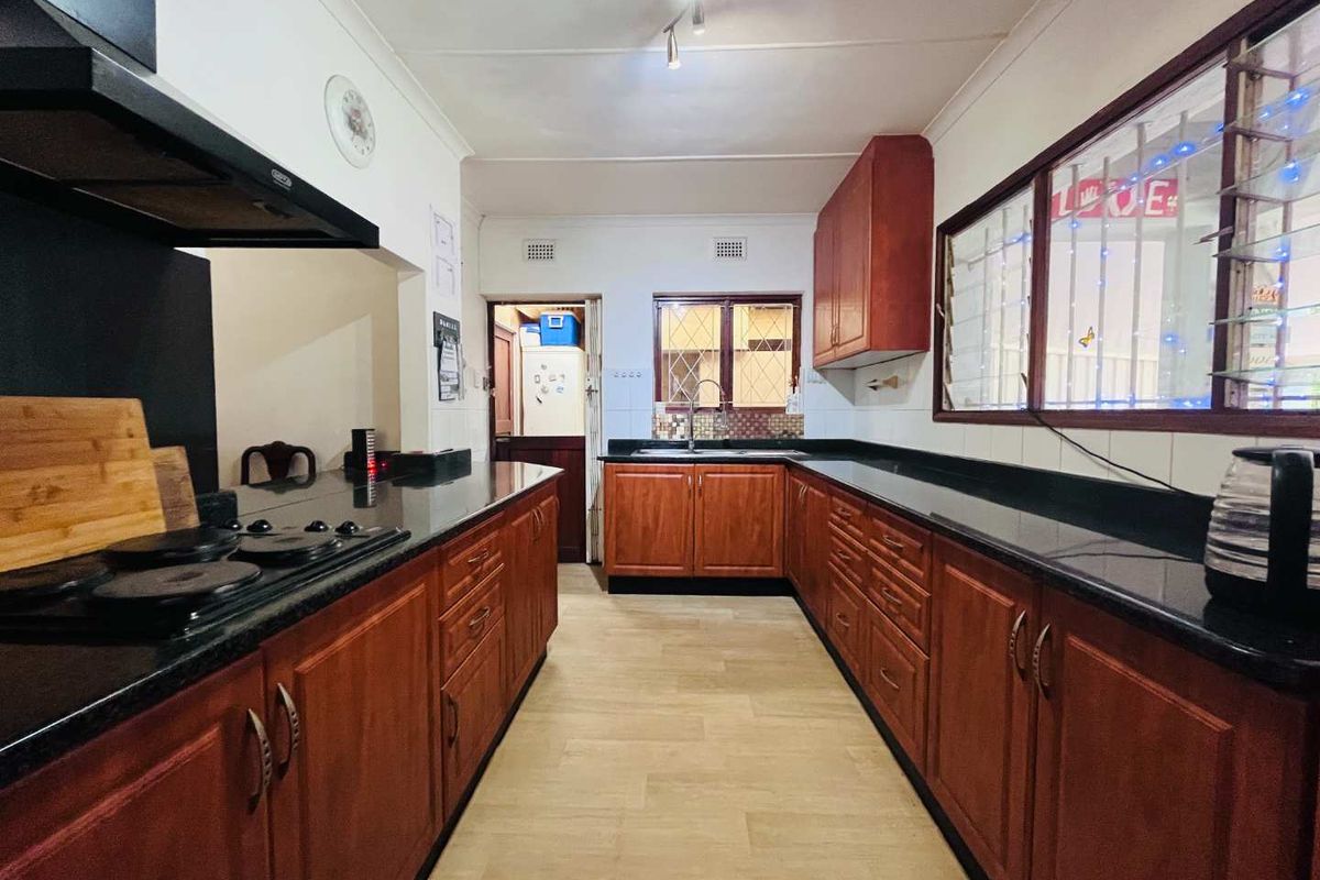 Hendra - Family Living with Income Potential in Sought-After Glen Anil - Photo 3