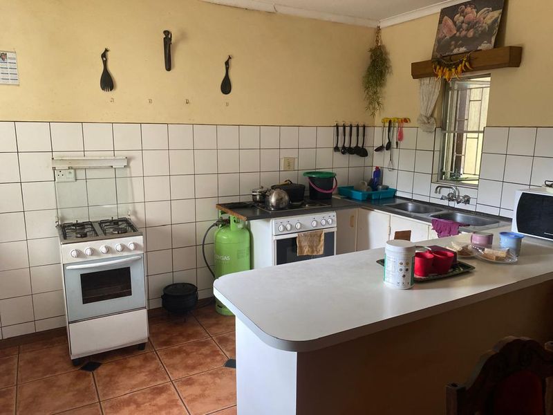 3-Bedroom Home with flat for Sale in Okahandja – Extension 3 - Photo 4