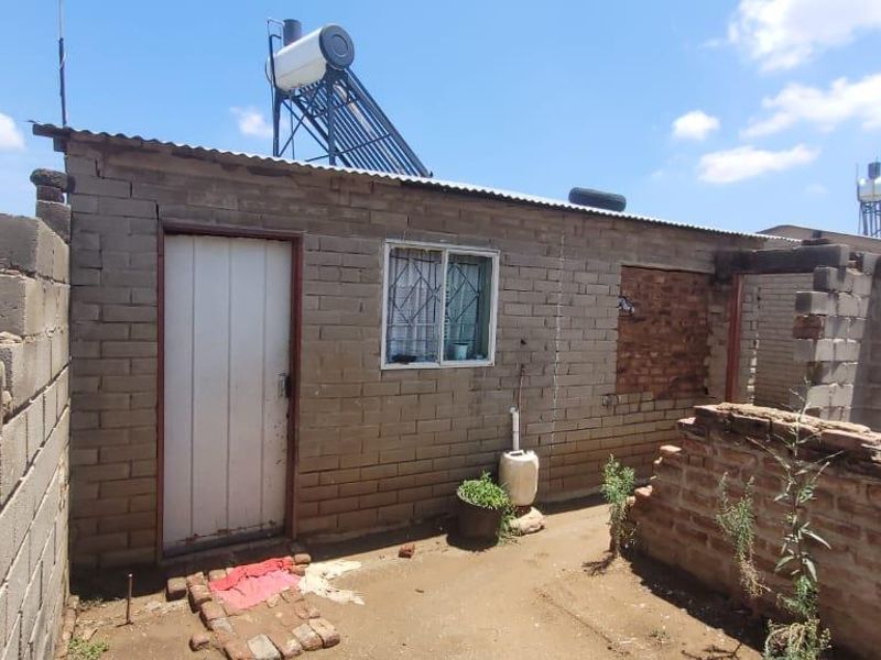 FOUR ROOM HOUSE WITH SUN GEYSER. ANOTHER TWO ROOMS AT BACK ALREADY IN PROGRESS. - Photo 2