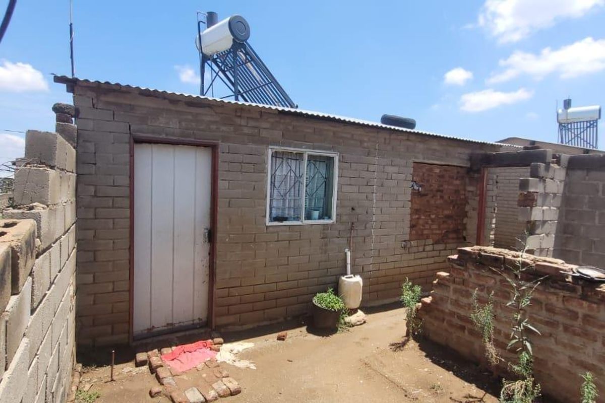 FOUR ROOM HOUSE WITH SUN GEYSER. ANOTHER TWO ROOMS AT BACK ALREADY IN PROGRESS. - Photo 2